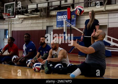 Stati Uniti ritirati Dandy Wilson, Team US, serve una pallavolo durante una sessione di pratica a Fort Belvoir, Virginia, 9 aprile 2022. Il Team U.S. fa parte di oltre 500 partecipanti provenienti da 20 paesi che parteciperanno agli Invictus Games The Hague 2020, con dieci sport adattivi, tra cui tiro con l'arco, rowing powerlifting al coperto, nuoto, pista, seduta, pallavolo, pallacanestro su sedia a rotelle, rugby su sedia a rotelle e una sfida alla guida. Foto Stock