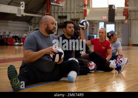 I veterani feriti si preparano a gareggiare negli Invictus Games del 2022 allenandosi all'evento di pallavolo durante l'Invictus Games Team U.S. del 2022 Campo di addestramento, Fort Belvoir, Virginia, 9 aprile 2022. Il Team U.S. fa parte di oltre 500 partecipanti provenienti da 20 paesi che parteciperanno agli Invictus Games The Hague 2020, con dieci sport adattivi, tra cui tiro con l'arco, rowing powerlifting al coperto, nuoto, pista, seduta, pallavolo, pallacanestro su sedia a rotelle, rugby su sedia a rotelle e una sfida alla guida. Foto Stock