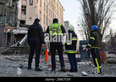 Kiev, Ucraina. 31st Dec, 2022. Soccorritori e poliziotti lavorano in fondo a un hotel, parzialmente distrutto da uno sciopero russo nel centro della capitale Ucraina, Kyiv. Gli scioperi russi hanno colpito diverse regioni dell'Ucraina, tra cui la capitale Kyiv, dove gli attacchi hanno ucciso almeno una persona e ferito diversi altri, hanno affermato i funzionari ucraini. (Credit Image: © Aleksandr Gusev/SOPA Images via ZUMA Press Wire) Foto Stock