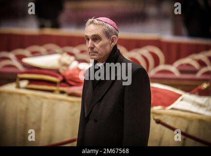 Vatikanstadt, Vaticano. 02nd Jan, 2023. Georg Gänswein, segretario privato per molti anni, si trova di fronte al corpo del compianto Papa Benedetto XVI, che è pubblicamente presentato in San Basilica di Pietro. Il Papa emerito era morto sabato all'età di 95 anni. Credit: Michael Kappeler/dpa/Alamy Live News Foto Stock