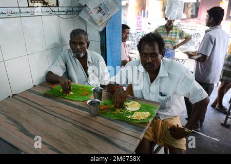 Roti / Paratha con dhal servito su foglia di Banana in un piccolo ristorante a Madurai, Tamil Nadu, India. Foto Stock