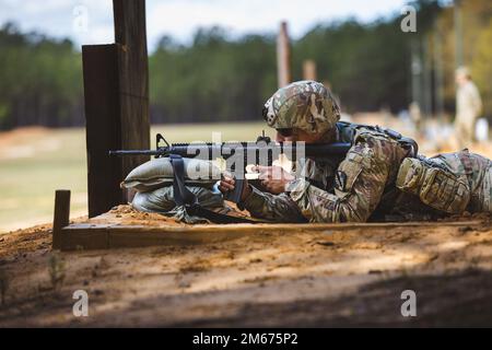 STATI UNITI Joshua Hammock, assegnato alla Combat Camera Company 982nd (Airborne) conduce M4 qualifiche di marktship carbine su Fort Jackson, SC, 9 aprile 2022. I soldati qualificano ogni anno la loro marcatezza per mantenere la preparazione al combattimento. Foto Stock