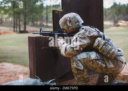 STATI UNITI Joshua Hammock, assegnato alla Combat Camera Company 982nd (Airborne) conduce M4 qualifiche di marktship carbine su Fort Jackson, SC, 9 aprile 2022. I soldati qualificano ogni anno la loro marcatezza per mantenere la preparazione al combattimento. Foto Stock