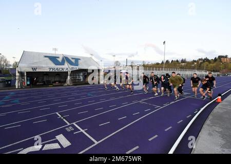 SEATTLE (9 aprile 2022) -- Gli internisti della Naval Reserve Officers Training Corps (NROTC), i candidati ufficiali e i membri del Marine Enlisted Commissioning Education Program (MECEP) iniziano una gara di corsa come parte di un concorso di fitness fisico durante il concorso 2022 Northwest Navy Academic, Athletic and Drill nel campus dell'Università di Washington, aprile 9. Più di 250 studenti e membri del personale dell'NROTC delle Università dell'Idaho/Washington state, dell'Oregon state, dello Utah e dello Washington hanno partecipato a esercitazioni militari, a eventi accademici e sportivi durante il concorso di un giorno. La Northwest Navy si è tenuta su un Foto Stock
