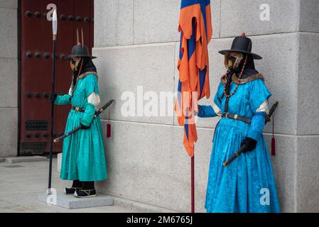 Guardie reali coreane in costumi storici Joseon di fronte al palazzo Gyeongbokgung a Seoul, Corea del Sud, il 31 dicembre 2022 Foto Stock