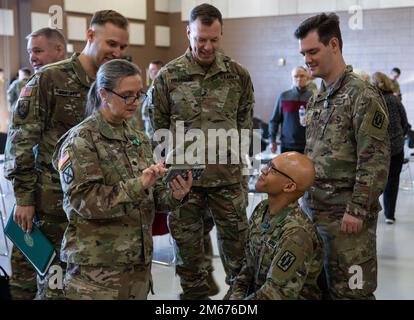 I membri del 936th Forward Resuscitative Surgical Team mostrano le foto a Brig. Il generale Eric Folkestad, vicecomandante generale della 81st° Divisione di preparazione, dopo una cerimonia a Paducah, Ky., il 9 aprile 2022. Jody J. Daniels, capo della Riserva dell'Esercito e comandante generale, USA Army Reserve, ha assegnato soldati della Riserva dell'Armata assegnati alla FRST del 936th per azioni durante il combattimento a Kabul, Afghanistan. Foto Stock