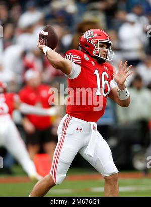 Gennaio 02, 2023. Bryson Barnes (16), quartback dello Utah Utes, pre-partita durante la partita del Rose Bowl del 2023 tra gli Utah Utes e gli Ohio state Buckeyes presso il Rose Bowl Stadium di Pasadena, California. John Green/CSM Foto Stock