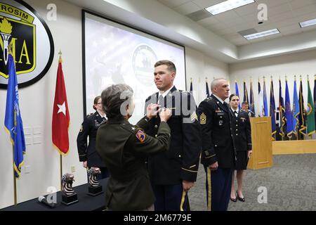 Brig. Joane Mathews, vice generale aggiunto del Wisconsin per l'esercito, premia Sgt. Nathanial Hersil, un soldato con batteria B, 1st battaglione, 120th Field Artillery, una medaglia di conquista dell'esercito per essere stato il secondo classificato ufficiale non commissionato dell'anno al Wisconsin National Guard state Best Warrior Competition a Fort McCoy, Wisconsin, Aprile 10. Soldati della Guardia Nazionale del Wisconsin hanno gareggiato per l'opportunità di rappresentare il Wisconsin all'evento regionale del 11-15 maggio a Camp Ripley, Minn. (112th Mobile Public Affairs distaccamento foto da parte dello staff Sgt. Bridget Vian) Foto Stock