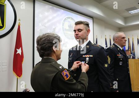 Brig. Joane Mathews, vice generale aggiunto del Wisconsin per l'esercito, premia SPC. Caleb Ravn, un soldato con batteria C, 1st battaglione, 120th Field Artillery, una medaglia di conquista dell'esercito per essere stato il secondo Soldato dell'anno al Wisconsin National Guard state Best Warrior Competition di Fort McCoy, Wisconsin, aprile 10. Soldati della Guardia Nazionale del Wisconsin hanno gareggiato per l'opportunità di rappresentare il Wisconsin all'evento regionale del 11-15 maggio a Camp Ripley, Minn. (112th Mobile Public Affairs distaccamento foto da parte dello staff Sgt. Bridget Vian) Foto Stock