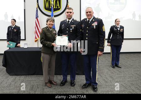 Brig. Joane Mathews, vicedirettore generale dell'esercito del Wisconsin, Curtis Patrouille, leader senior arruolato della Guardia nazionale dell'esercito del Wisconsin, si congratula con SPC. Caleb Ravn, un soldato con Battery C, 1st Battaglione, 120th Field Artillery, per essere stato il secondo Soldier dell'anno per il Wisconsin National Guard state Best Warrior Competition a Fort McCoy, Wisconsin, aprile 10. I soldati della Guardia Nazionale del Wisconsin hanno gareggiato per l'opportunità di rappresentare il Wisconsin all'evento regionale del 11-15 maggio a Camp Ripley, Minn. (112th Mobile Public Affairs distaccamento foto di S Foto Stock