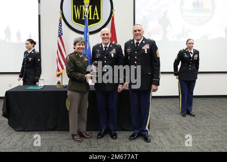 Brig. Joane Mathews, vice generale aggiunto del Wisconsin per l'esercito, e il comando Sgt. Maj. Curtis Patrouille, leader senior arruolato della Guardia nazionale dell'esercito del Wisconsin, presente SPC. Joshua Kleinhans, un soldato con batteria B, 1st battaglione, 121st Field Artillery, E il vincitore del Soldier of the Year, con una grande statua di aquila durante la cerimonia di premiazione per il Wisconsin National Guard state Best Warrior Competition a Fort McCoy, Wisconsin, aprile 10. I soldati della Guardia Nazionale del Wisconsin hanno gareggiato per avere l'opportunità di rappresentare il Wisconsin all'evento regionale del 11-15 maggio a Camp Ripley, min Foto Stock