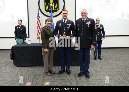 Brig. Joane Mathews, vice generale aggiunto del Wisconsin per l'esercito, e il capo senior arruolato della Guardia nazionale dell'esercito del Wisconsin Curtis Patrouille, posano con SPC. Caleb Ravn, un soldato con batteria C, 1st battaglione, 120th Field Artillery, il secondo soldato dell'anno, Durante la cerimonia di premiazione per il Wisconsin National Guard state Best Warrior Competition a Fort McCoy, Wisconsin, aprile 10. I soldati della Guardia Nazionale del Wisconsin hanno gareggiato per l'opportunità di rappresentare il Wisconsin all'evento regionale del 11-15 maggio a Camp Ripley, Minn. (112th Mobile Public Affairs De Foto Stock