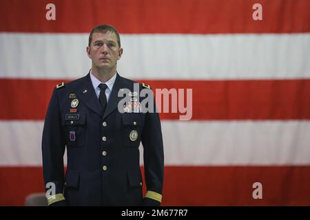 Alaska Army National Guard Brig. Il generale Charles Lee Knowles si trova nella posizione di attenzione prima di essere premiato con la Medaglia di Servizio durante la sua cerimonia di pensionamento il 10 aprile 2022, presso la Joint base Elmendorf-Richardson. Il premio è stato consegnato dal maggiore generale Torrence Saxe, il generale aggiunto della Guardia Nazionale dell'Alaska. Foto Stock