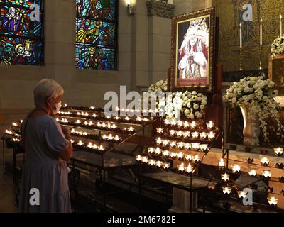 Una vecchia donna ha visto pregare per il riposo dell'anima del compianto Papa emerito Benedetto XVI. I devoti cattolici rendono il loro ultimo rispetto a Papa Emerito Benedetto XVI offrendo preghiere, illuminando candele e scrivendo il libro delle condoglianze per il pontefice tardivo nella Cappella di Cristo Re della Cattedrale di Manila lunedì 2 gennaio. Il defunto papa, il cui nome di nascita era Joseph Aloisius Ratzinger, morì all'età di 95 anni il 31 dicembre 2022 presso il Monastero Mater Ecclesiae nella Città del Vaticano. (Foto di Josefiel Rivera/SOPA Images/Sipa USA) Foto Stock