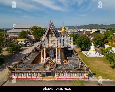Una vista aerea del drone di Wat Phra Nang Sang è un tempio buddista tailandese situato a Phuket, Thailandia. Foto Stock