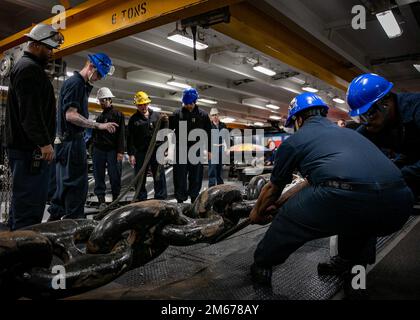 220410-N-AV609-1003 OCEANO ATLANTICO (10 aprile 2022) marinai assegnati al reparto Deck a bordo della portaerei USS George H.W. Bush (CVN 77) preparare l'ancoraggio porta per un test di caduta, 10 aprile 2022. George H.W. Bush fornisce all'autorità di comando nazionale una capacità di lotta contro la guerra flessibile e personalizzabile attraverso il gruppo di attacco dei vettori che mantiene la stabilità e la sicurezza marittima al fine di garantire l'accesso, scoraggiare l'aggressione e difendere gli interessi degli Stati Uniti, alleati e partner. Foto Stock