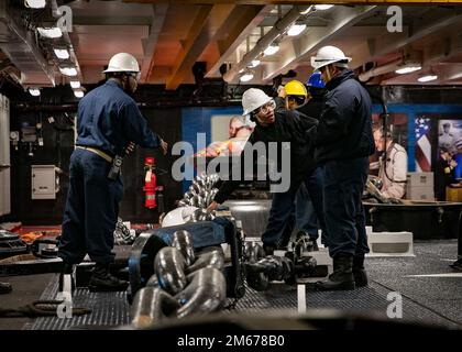 220410-N-AV609-1003 OCEANO ATLANTICO (10 aprile 2022) marinai assegnati al reparto Deck a bordo della portaerei USS George H.W. Bush (CVN 77) preparare l'ancoraggio a dritta per un test di caduta, 10 aprile 2022. George H.W. Bush fornisce all'autorità di comando nazionale una capacità di lotta contro la guerra flessibile e personalizzabile attraverso il gruppo di attacco dei vettori che mantiene la stabilità e la sicurezza marittima al fine di garantire l'accesso, scoraggiare l'aggressione e difendere gli interessi degli Stati Uniti, alleati e partner. Foto Stock