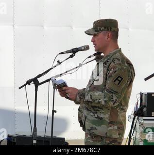 Il Lt. Col. Ed Escobedo, vice comandante ufficiale della Brigata di Fanteria 120th, Divisione Ovest - prima Armata, parla delle osservazioni di apprezzamento durante l'inizio del Concerto di apprezzamento degli Eroi militari tenutosi a North Fort Hood, Texas, 10 aprile. Foto Stock