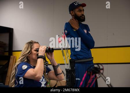 I veterani feriti si preparano a competere nei Giochi Invictus del 2022 allenandosi nell'evento di tiro con l'arco durante l'Invictus Games Team U.S. del 2022 Campo di addestramento, Fort Belvoir, Virginia, 9 aprile 2022. Il Team U.S fa parte di oltre 500 partecipanti provenienti da 20 paesi che parteciperanno agli Invictus Games The Hague 2020 con dieci sport adattivi, tra cui tiro con l'arco, campo, canottaggio al coperto, powerlifting, nuoto, pista, pallavolo seduta, basket su sedia a rotelle, sedia a rotelle rubino, e una sfida alla guida. Foto Stock