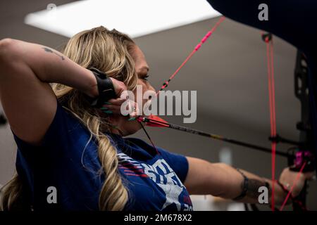 Stati Uniti ritirati L'Army SPC. Michelle, Sanchez, Team US, si prepara a competere nei Giochi Invictus 2022 allenandosi nel tiro con l'arco durante il 2022 Invictus Games Team US Campo di addestramento, Fort Belvoir, Virginia, 10 aprile 2022. Il Team U.S fa parte di oltre 500 partecipanti provenienti da 20 paesi che parteciperanno agli Invictus Games The Hague 2020 con dieci sport adattivi, tra cui tiro con l'arco, campo, canottaggio al coperto, powerlifting, nuoto, pista, pallavolo seduta, basket su sedia a rotelle, sedia a rotelle rubino, e una sfida alla guida. Foto Stock