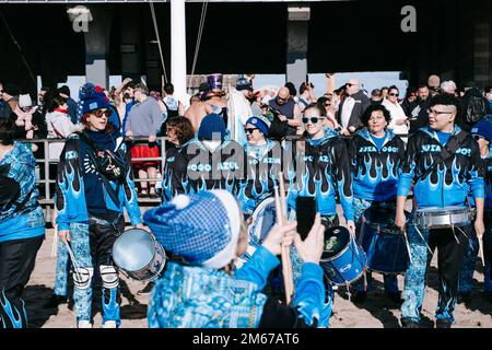 Brooklyn, Stati Uniti. 01st Jan, 2023. I membri di un gruppo di tamburi posano per una foto davanti al Polar Bear Plunge. Centinaia di persone partecipano al Polar Bear Plunge, una tradizione annuale che si svolge il giorno di Capodanno a Coney Island, Brooklyn. Credit: SOPA Images Limited/Alamy Live News Foto Stock