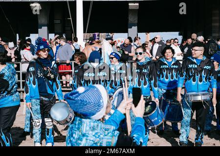 Brooklyn, Stati Uniti. 01st Jan, 2023. I membri di un gruppo di tamburi posano per una foto davanti al Polar Bear Plunge. Centinaia di persone partecipano al Polar Bear Plunge, una tradizione annuale che si svolge il giorno di Capodanno a Coney Island, Brooklyn. (Foto di Olga Fedorova/SOPA Images/Sipa USA) Credit: Sipa USA/Alamy Live News Foto Stock