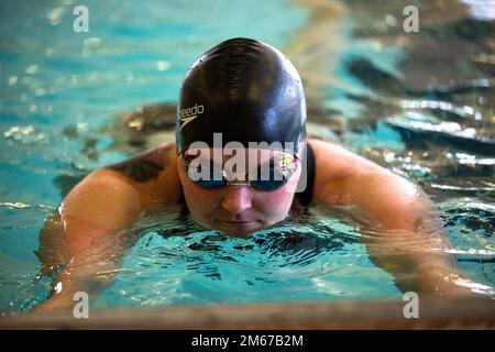 Stati Uniti ritirati Angela Euson si prepara a gareggiare nei Giochi Invictus del 2022 allenandosi nel nuoto durante il Team Invictus Games degli Stati Uniti del 2022 Campo di addestramento, Fort Belvoir, Virginia, 11 aprile 2022. Il Team U.S fa parte di oltre 500 partecipanti provenienti da 20 paesi che parteciperanno agli Invictus Games The Hague 2020 con dieci sport adattivi, tra cui tiro con l'arco, campo, canottaggio al coperto, powerlifting, nuoto, pista, pallavolo seduta, basket su sedia a rotelle, sedia a rotelle rubino, e una sfida alla guida. Foto Stock