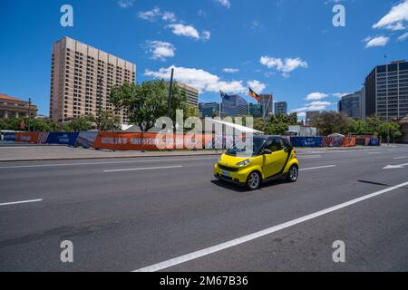 Adelaide, Australia. 3 gennaio 2023. Gli striscioni sono esposti a Victoria Square Adelaide per promuovere il Santos Tour Down durante la gara ciclistica. Il Tour Down under cycling Race si svolge nei dintorni di Adelaide, South Australia, dal 13-22 gennaio ed è tradizionalmente l'evento di apertura dell'UCI World Tour e comprende tutti e 19 gli UCI WorldTeams. Credit: amer Ghazzal/Alamy Live News Foto Stock