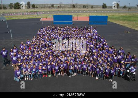 Studenti, insegnanti e membri del personale della scuola elementare Stuart Mesa posa per una foto sul Marine Corps base Camp Pendleton, California, 11 aprile 2022. Il mese del Bambino militare viene celebrato ogni anno in aprile per onorare i sacrifici fatti da circa 1,7 milioni di bambini, sottolineando le esperienze dei figli dipendenti dei membri del servizio in casa e all'estero. Foto Stock