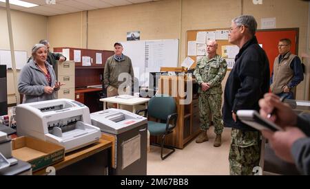 SILVERDALE, Washington (11 aprile 2022) Kristin DeWald, il coordinatore del programma di supervisione Strategic Weapons Systems (SWS) presso lo stabilimento Trident Refit di Bangor (TRFB), a sinistra, discute i servizi di negozio e le questioni con la leadership di TRFB nel Centro di supporto tecnico SWS (SWSTSC) durante una leadership gemba. SWSTSC fornisce documentazione tecnica cartacea ed elettronica ai meccanici, apporta modifiche locali, deviazioni e procedure locali quando le procedure documentate non possono essere eseguite come scritte, e fornisce supporto per il controllo dei materiali ordinati presso TRFB. Ogni settimana, la leadership di TRFB visita un Foto Stock