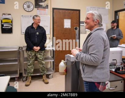 SILVERDALE, Washington (11 aprile 2022) Kristin DeWald, il coordinatore del programma di supervisione Strategic Weapons Systems (SWS) presso lo stabilimento Trident Refit di Bangor (TRFB), a sinistra, discute i servizi di negozio e le questioni con la leadership di TRFB nel Centro di supporto tecnico SWS (SWSTSC) durante una leadership gemba. SWSTSC fornisce documentazione tecnica cartacea ed elettronica ai meccanici, apporta modifiche locali, deviazioni e procedure locali quando le procedure documentate non possono essere eseguite come scritte, e fornisce supporto per il controllo dei materiali ordinati presso TRFB. Ogni settimana, la leadership di TRFB visita un Foto Stock