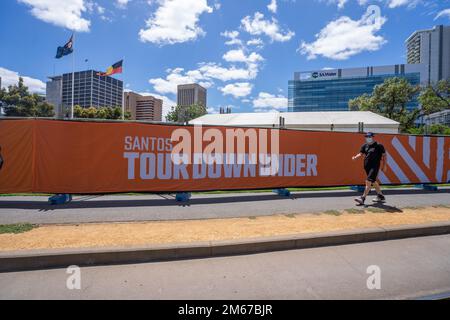 Adelaide, Australia. 3 gennaio 2023. Gli striscioni sono esposti a Victoria Square Adelaide per promuovere il Santos Tour Down durante la gara ciclistica. Il Tour Down under cycling Race si svolge nei dintorni di Adelaide, South Australia, dal 13-22 gennaio ed è tradizionalmente l'evento di apertura dell'UCI World Tour e comprende tutti e 19 gli UCI WorldTeams. Credit: amer Ghazzal/Alamy Live News Foto Stock