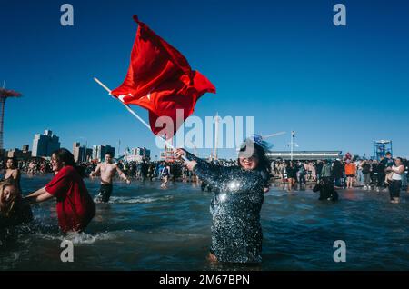 Brooklyn, New York, Stati Uniti. 31st Dec, 2022. Centinaia di persone si allineano davanti al Polar Bear Plunge. Centinaia di persone partecipano al Polar Bear Plunge, una tradizione annuale che si svolge il giorno di Capodanno a Coney Island, Brooklyn. (Credit Image: © Olga Fedorova/SOPA Images via ZUMA Press Wire) Foto Stock