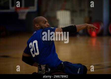 Stati Uniti ritirati Army SPC. Brent Garlic, Team US, lancia un basket alla pratica di basket su sedia a rotelle, durante l'Invictus Games Team US Campo di allenamento a Fort Belvoir, Virginia, il 11 aprile 2022. Il Team U.S. fa parte di oltre 500 partecipanti provenienti da 20 paesi che parteciperanno a questo evento multi-sport con dieci sport adattivi, tra cui tiro con l'arco, campo, canottaggio al coperto, sollevamento pesi, nuoto, pista, pallavolo seduta, basket su sedia a rotelle, rugby su sedia a rotelle, e una sfida alla guida. Foto Stock