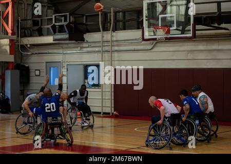 Stati Uniti ritirati Army SPC. Brent Garlic, Team US, spara una pallacanestro in sedia a rotelle durante l'Invictus Games Team US Campo di allenamento a Fort Belvoir, Virginia, il 11 aprile 2022. Il Team U.S. fa parte di oltre 500 partecipanti provenienti da 20 paesi che parteciperanno a questo evento multi-sport con dieci sport adattivi, tra cui tiro con l'arco, campo, canottaggio al coperto, sollevamento pesi, nuoto, pista, pallavolo seduta, basket su sedia a rotelle, rugby su sedia a rotelle, e una sfida alla guida. Foto Stock