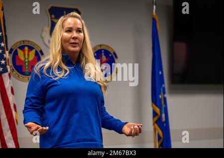 Melissa Wiest, Air Force Wired Warrior (AFW2) membro del programma staff, dà un breve a Airmen assegnato al 19th Medical Group presso Little Rock Air Force base, Arkansas, 11 aprile 2022. Il programma AFW2 fornisce assistenza non medica concentrata e sostegno per combattere gli Airmen feriti, malati e feriti e le loro famiglie mentre si riprendono e ritornano al dovere o alla vita civile. Foto Stock