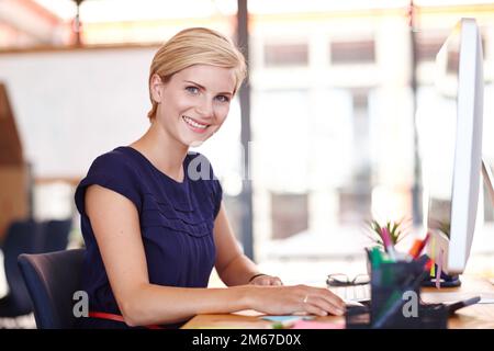 Non ottenere il lavoro fatto. Ritratto corto una giovane e attraente donna d'affari che lavora al suo computer. Foto Stock