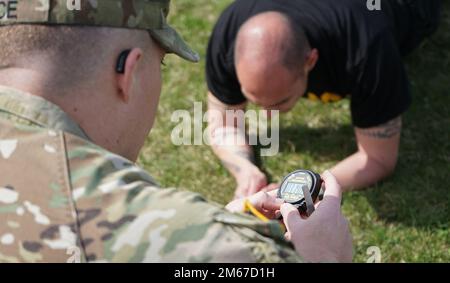 (Da sinistra a destra) Sgt. 1st Classe Thomas NACE tiene traccia della quantità di tempo che è passata per Sgt. 1st Classe James Cummings durante la parte in tavola dell'Army Combat Fitness Test evento della Pennsylvania Army National Guard Best Warrior Competition il 11 aprile 2022. 15 soldati della Guardia Nazionale del PA hanno gareggiato nelle categorie di Guardia Nazionale del PA NCO dell'anno, Soldato dell'anno, e comando Sgt. Major Jay H. Fields Foto Stock