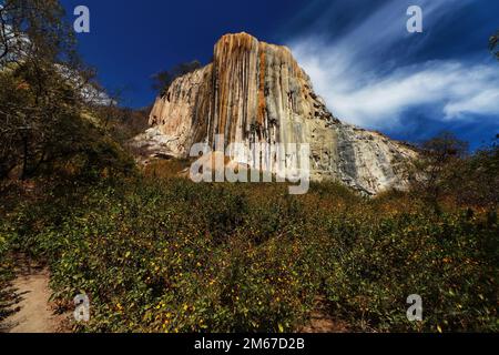 30 dicembre 2022 a Oaxaca, Messico: I turisti godono le cascate pietrificate di Hierve el Agua, formatesi migliaia di anni fa dal deflusso di acqua ad alto contenuto minerale. Situato nella città di San Isidro RoaguÃ-a. Il 30 dicembre 2022 a Oaxaca, Messico. (Credit Image: © Carlos Santiago/eyepix via ZUMA Press Wire) Foto Stock