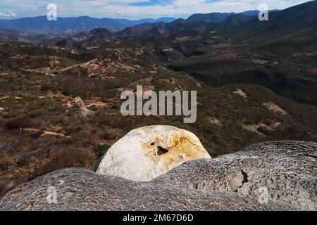 30 dicembre 2022 a Oaxaca, Messico: I turisti godono le cascate pietrificate di Hierve el Agua, formatesi migliaia di anni fa dal deflusso di acqua ad alto contenuto minerale. Situato nella città di San Isidro RoaguÃ-a. Il 30 dicembre 2022 a Oaxaca, Messico. (Credit Image: © Carlos Santiago/eyepix via ZUMA Press Wire) Foto Stock