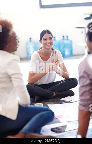 Collaboratori creativi occasionali. un gruppo di designer che hanno un incontro informale in ufficio. Foto Stock