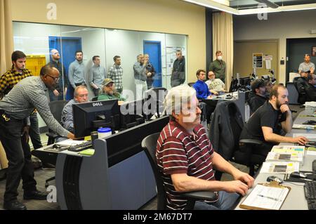 Arnold Engineering Development Complex Hypervelocity Wind Tunnel 9 i membri del team guardano su come la squadra di prova esegue il 00th ° run presso la struttura situata a White Oak, Maryland, il 11 aprile 2022. Il Tunnel 9, divenuto impianto dell'aeronautica nel 1997, fornisce un ambiente di simulazione aerodinamico e aerotermico per lo sviluppo di sistemi ipersonici, compresi i regimi di altitudine associati a sistemi missilistici strategici, sistemi avanzati di intercettazione difensiva e tecnologie per veicoli ipersonici. (STATI UNITI Foto Air Force) Foto Stock