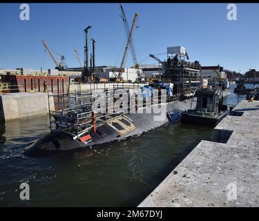 Kittery, ME (11 aprile 2022) – la USS Cheyenne passa attraverso la nuova struttura d'ingresso che chiude nel bacino del Superflood. Il bacino consente, per la prima volta, Sottomarini di classe Los Angeles da ancorare al Dry Dock #1 del cantiere navale di Portsmouth senza l'uso di bombole di galleggiamento che assistono allagando ad un'altitudine di superficie superiore rispetto al fiume adiacente per fornire una distanza adeguata tra il fondo del bacino di raccolta e la chiglia del sottomarino. Foto Stock