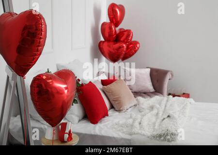 Palloncini a forma di cuore in camera da letto chiara decorata per San  Valentino, primo piano Foto stock - Alamy