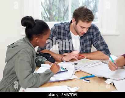 Preparati per le finali. tre studenti universitari che studiano. Foto Stock