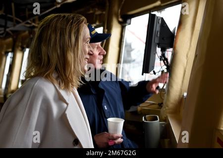 Kirsten Hillman, ambasciatore canadese negli Stati Uniti e ADM posteriore. Melvin Bouboulis, comandante del 13th° distretto della Guardia Costiera, osserva i terreni base di Seattle dal ponte della Guardia Costiera Cutter Healy (WAGB-20) Martedì, Aprile 12. L'ambasciatore Hillman ha fatto un tour dell'Healy al molo base di Seattle dopo aver partecipato al Simposio sull'incontro artico ad Anchorage, in AK, giorni prima. Foto Stock