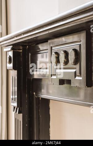 una vecchia stufa con due manopole sul suo lato e la porta aperta al forno è in bisogno di riparazione Foto Stock