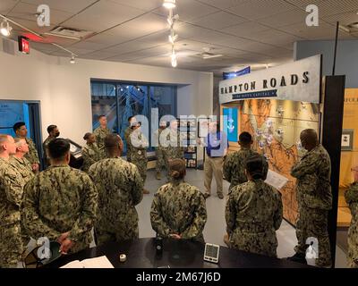 Jim Caldwell, docente volontario presso l'Hampton Roads Naval Museum di Norfolk, Virginia, offre un'interpretazione significativa durante una visita guidata per i marinai assegnati al Naval Medical Center di Portsmouth. Il museo, situato al secondo piano dell'edificio Nauticus nel centro di Norfolk, è uno dei 10 Stati Uniti Musei della Marina all'interno del Naval History and Heritage Command. Foto Stock