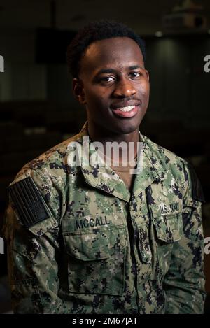 220413-N-TH560-0186 MARINE CORPS AIR STATION IWAKUNI, Giappone (13 aprile 2022) Airman Chason McCall, di Jacksonville, Florida, si pone per una foto durante un evento del Navy Personnel Command (NPC) Fleet Engagement Team alla Marine Corps Air Station Iwakuni. McCall si è arruolato nella Marina militare nel 2020 come parte del programma Professional Apprendistato Career Tracks (PACT) e ha ottenuto la valutazione Retail Specialist all'evento, il 13 aprile 2022. Il Fleet Engagement Team, composto da responsabili della comunità, specialisti di rating e detailers di NPC, ha lavorato uno a uno con I MARINAI PACT in Giappone per fornire carriera c Foto Stock