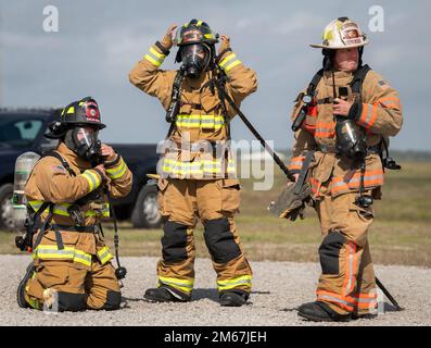 I vigili del fuoco dello Squadron 96th dell'ingegnere civile, si sono messi in marcia per la loro formazione annuale di fuoco strutturale 12 aprile, alla base dell'aeronautica di Eglin, i vigili del fuoco della lata. Hanno completato la formazione entrando nella struttura di addestramento riempita di fumo per trovare e salvare le vittime e mettere fuori un fuoco. (STATI UNITI Air Force photo/Samuel King Jr.) Foto Stock